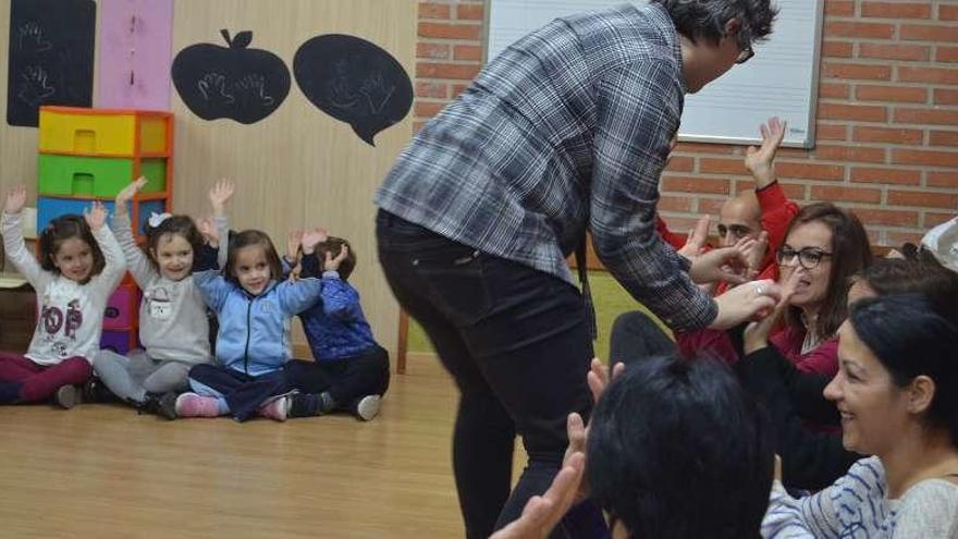 La profesora de los más pequeños muestra a los padres una de las actividades de clase.