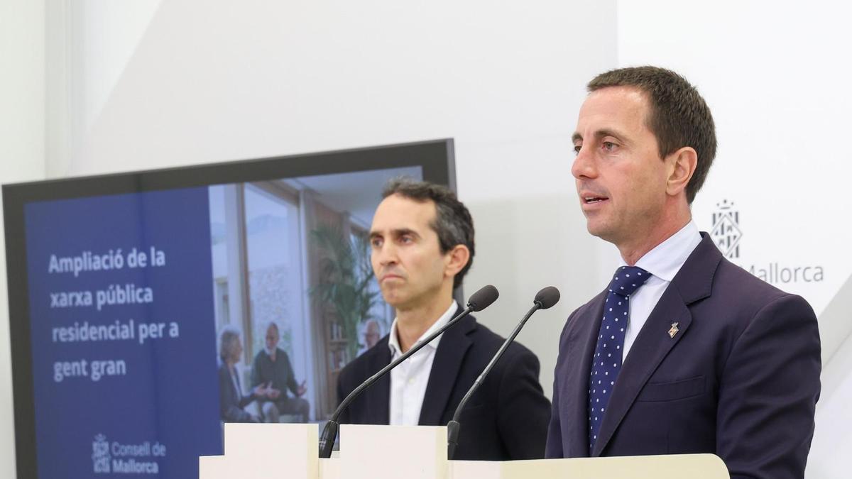 Llorenç Galmés junto a Guillermo Sánchez en rueda de prensa.