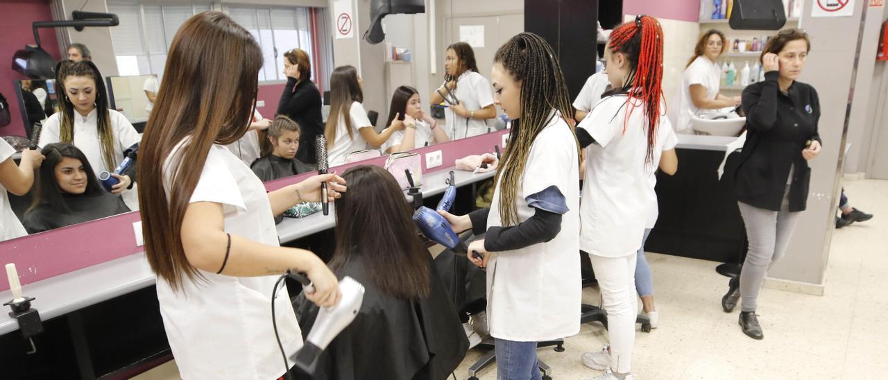 Clase de peluquería de FP  en el IES de Teis.