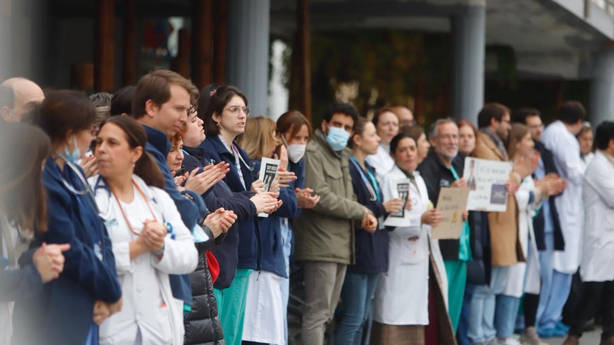 Los médicos se concentran a las puertas del Miguel Servet en la última jornada de huelga, este viernes.