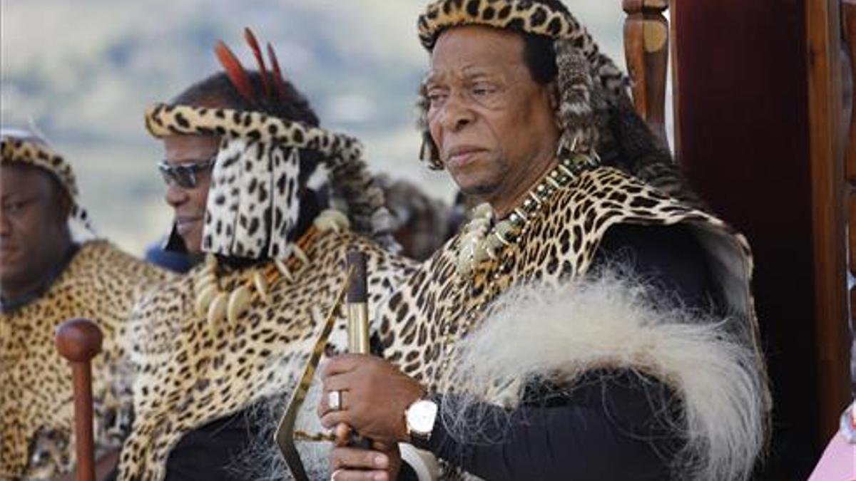 El rey zulú Goodwill Zwelithini  durante la recreación del 140 aniversario de la batalla de Isandluana en Dundee, Sudáfrica, en 2019.