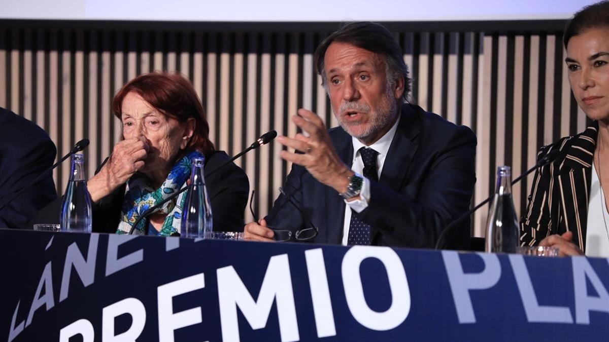 El presidente de Planeta José Creuheras, entre Rosa Regàs, izquierda, y Carmen Posadas, derecha.