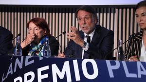 El presidente de Planeta José Creuheras, entre las jurados Rosa Regàs, izquierda, y Carmen Posadas, derecha. 