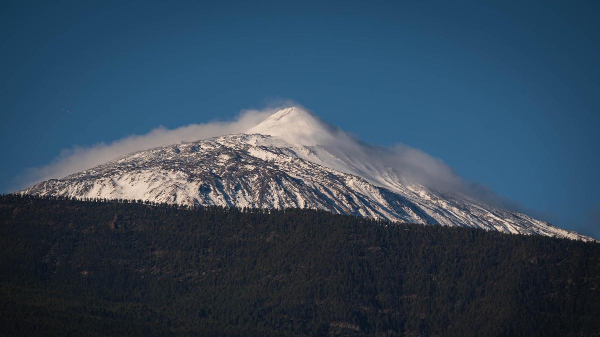 El Teide amanece este viernes cubierto de nieve tras el paso de la borrasca Therese