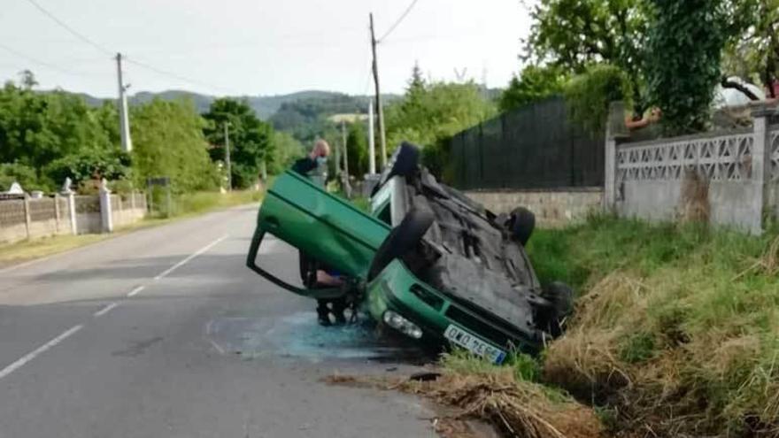 El vehículo siniestrado, ayer, en Grado.