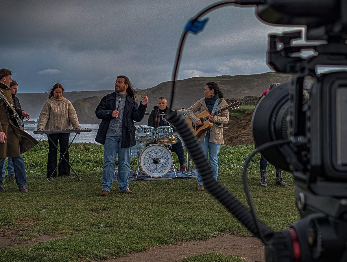Los integrantes de "Guieldu" durante la grabación de su primer videoclip.