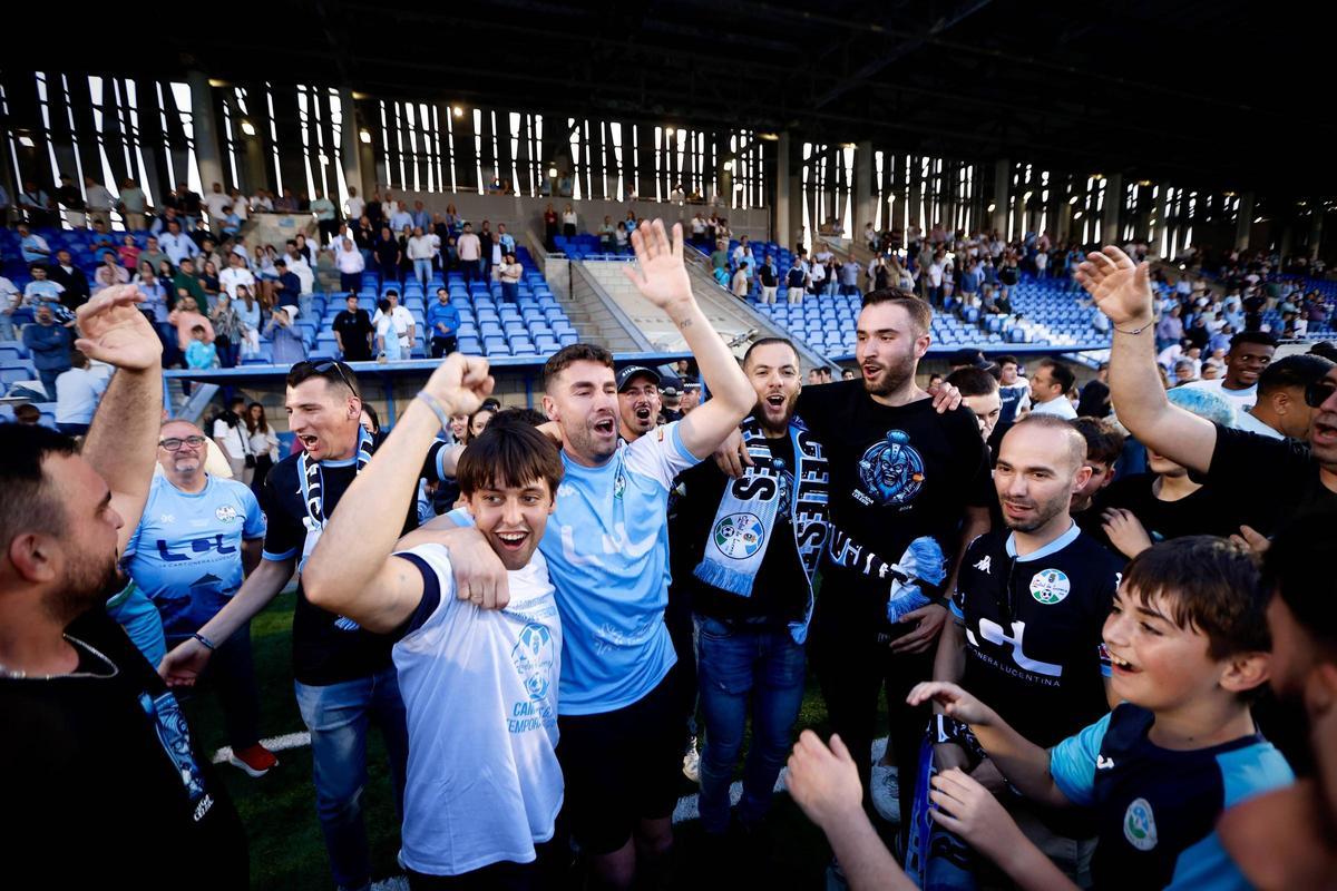 Celebración del Ciudad de Lucena por su ascenso a Segunda RFEF.