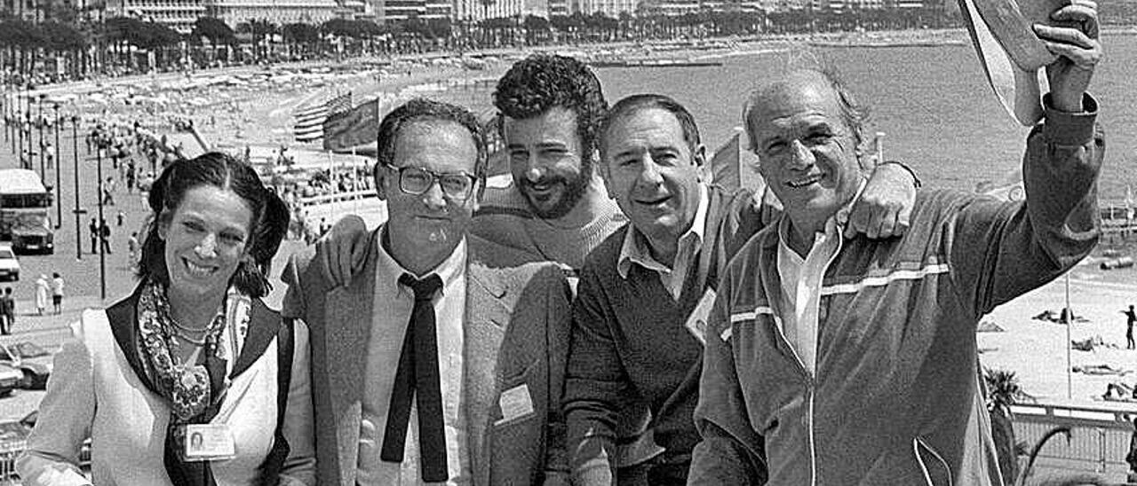 Mario Camus, rodeado del reparto de 'Los santos inocentes', en el Festival de Cannes, en mayo de 1984.