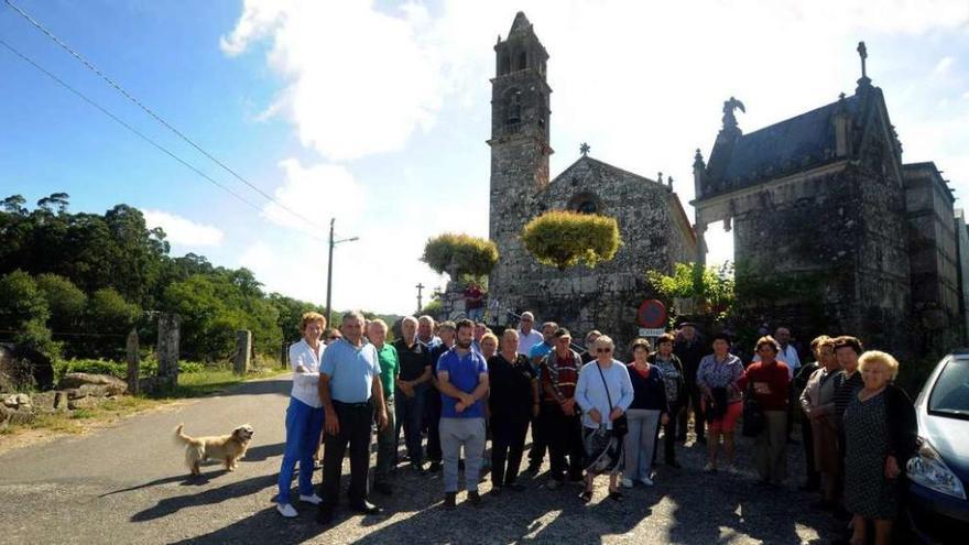 Los vecinos se reunieron a media mañana delante de la iglesia parroquial. // Iñaki Abella