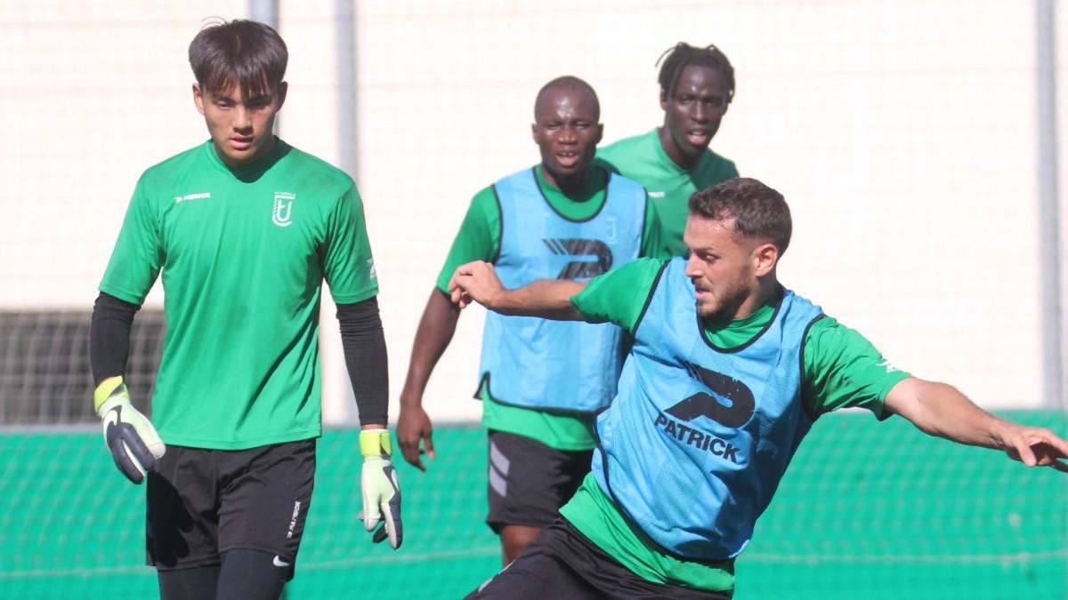 Los jugadores del Cornellà en un entrenamiento