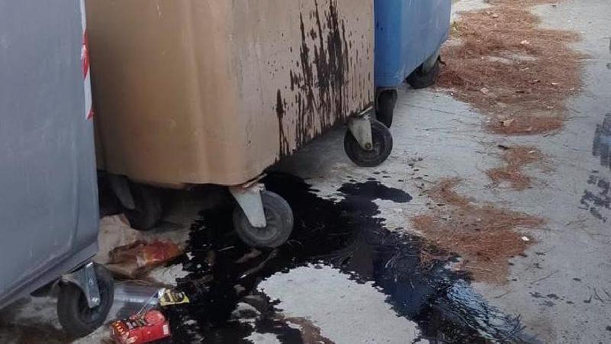 Vertidos de aceite junto a contenedores, en plena calle.