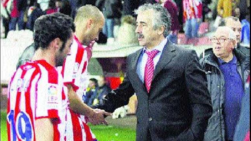 Preciado saluda y anima a Matabuena al final del partido, en presencia de Pina, de espaldas.