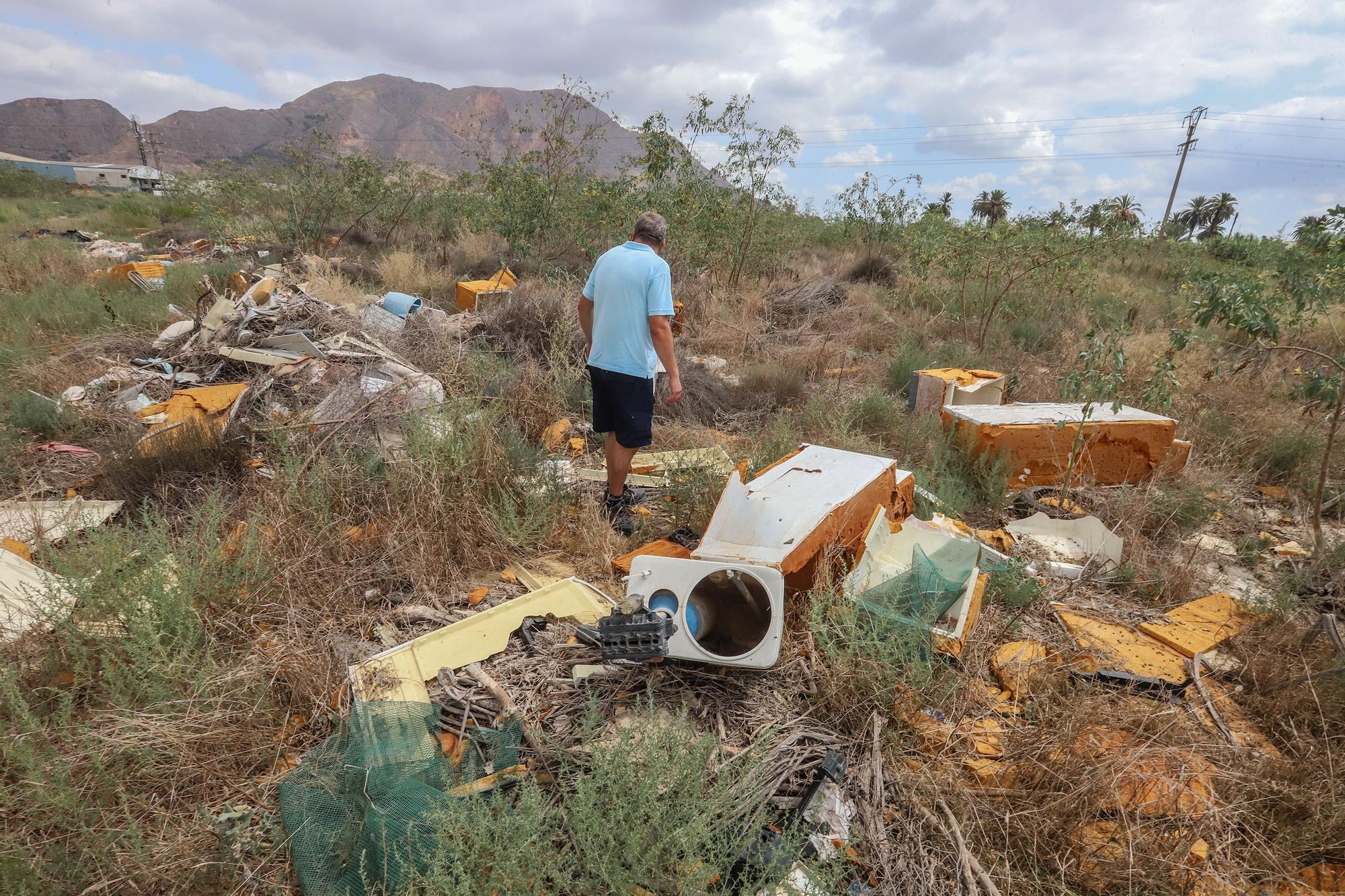 Los escombros y la maleza invaden los alrededores del polígono de Orihuela