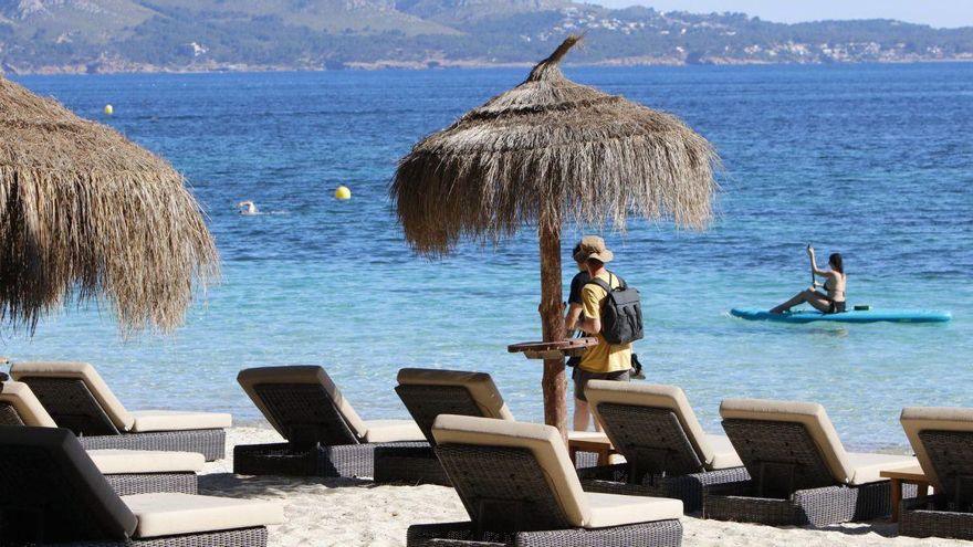 Fast schon Luxus: Die Liegen am Strand von Formentor gehören zu den teuersten der Insel – manche Angebote liegen sogar im dreistelligen Bereich.