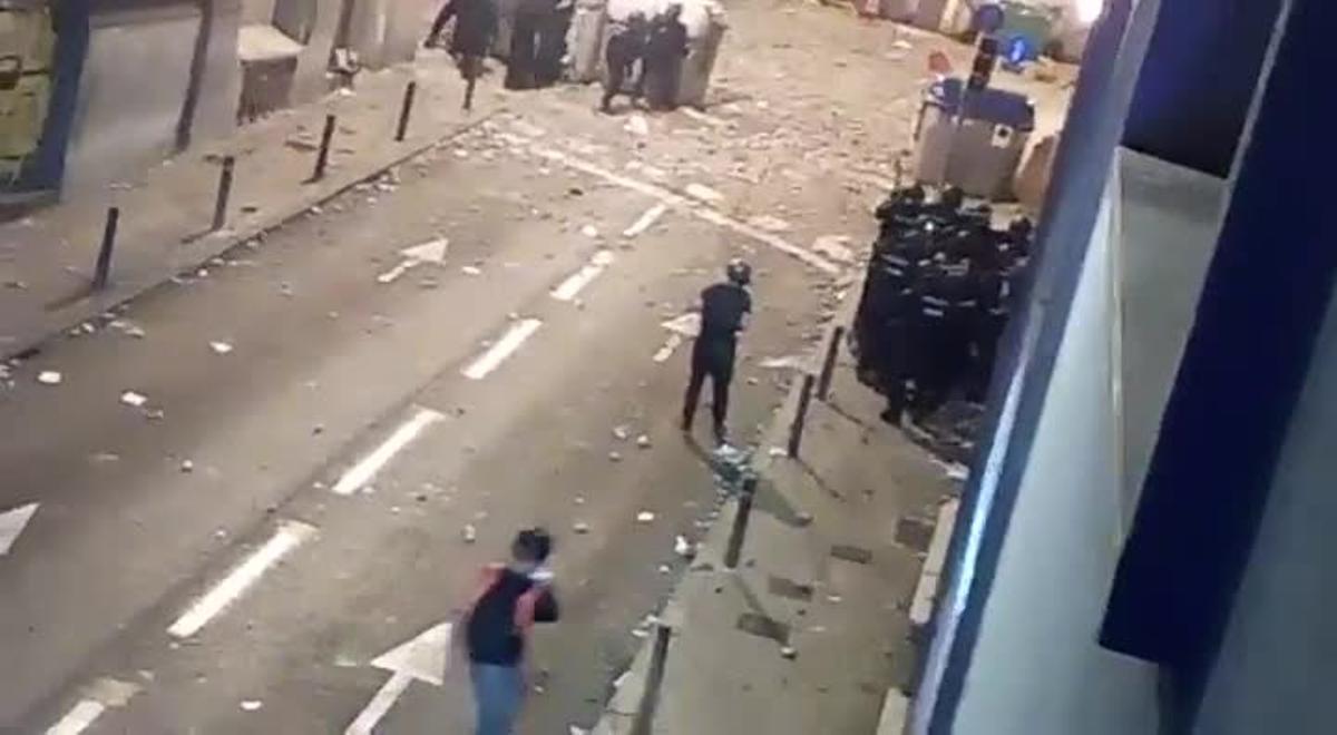 Un policía antidisturbios pierde el conocimiento en Barcelona tras ser alcanzado por un objeto contundente en la cabeza, el pasado 18 de octubre.