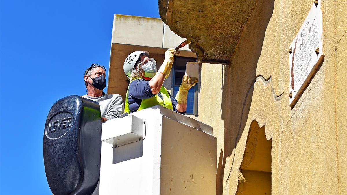 Treballs de restauració a les llosanes dels balcons