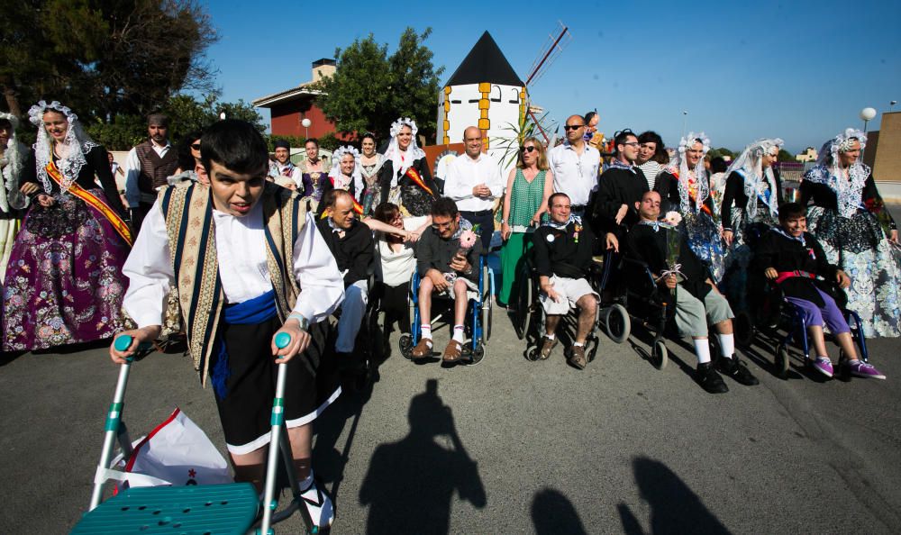 La Asociación de Paralíticos Cerebrales celebró su particular fiesta con su foguera 'En un lugar del cortijo'