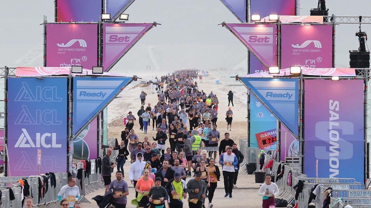 Ein Bokek (Israel), 07/02/2025.- Corredores en acción en el punto de partida de la 6ª Maratón del Mar Muerto en Ein Bokek, el Mar Muerto cerca de la frontera entre Israel y Jordania, Israel, el 07 de febrero de 2025. Según los organizadores, alrededor de 8.000 corredores participaron en la 6ª Maratón del Mar Muerto (Maratón, Jordania) EFE/EPA/ABIR SULTAN