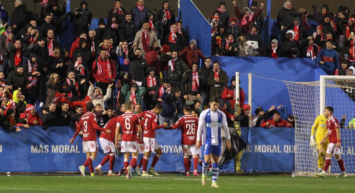 Los jugadores del Murcia celebran el gol de Svidersky anotado en El Collao