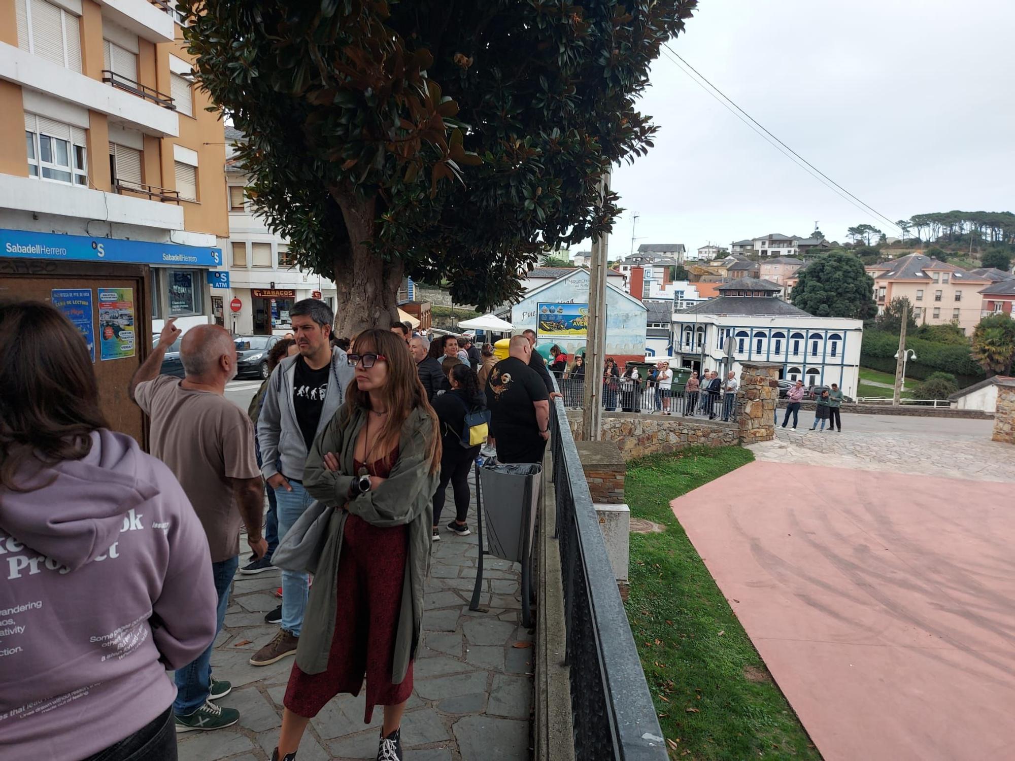 En imágenes: Colas en Puerto de Vega para conseguir una entrada para el partido de la Copa del Rey