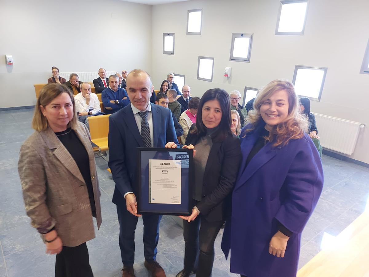 Inmaculada García, Daniel Iglesias, Marita García y Rosana González con el certificado.
