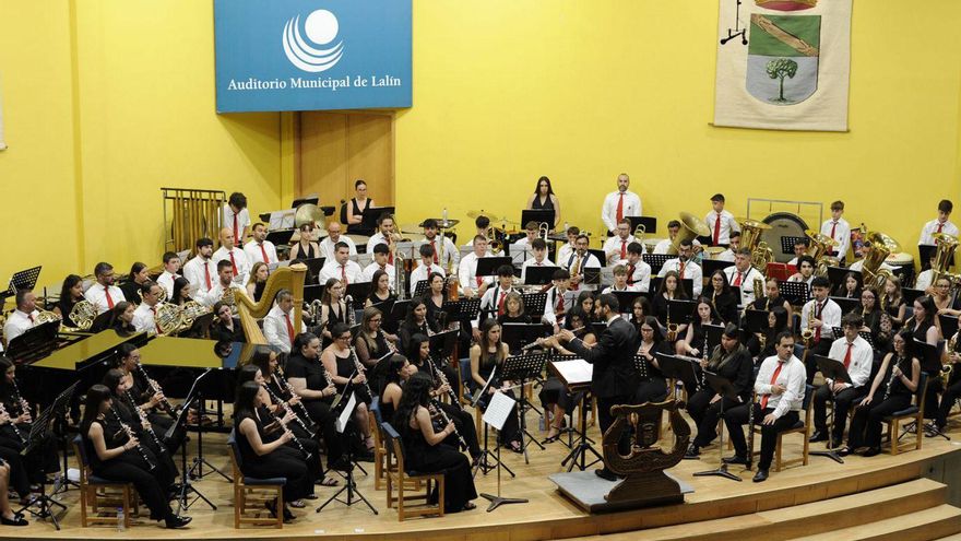 La Banda de Vilatuxe actúa en el auditorio municipal de Lalín