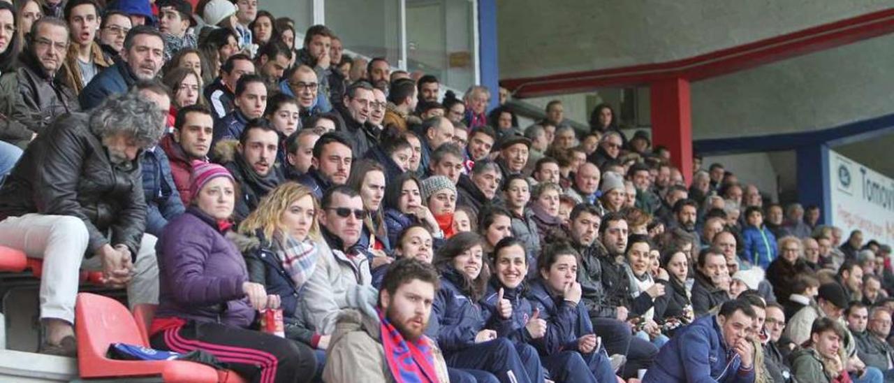 Una vista de la grada de O Couto en el partido contra el Amoeiro. // Iñaki Osorio