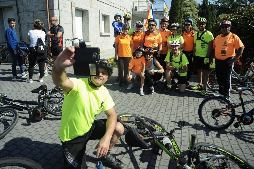 Una veintena de trabajadores y usuarios de la asociación Amencer, de personas con parálisis cerebral, participaron ayer en la Festa da Bicicleta de Ribadumia.