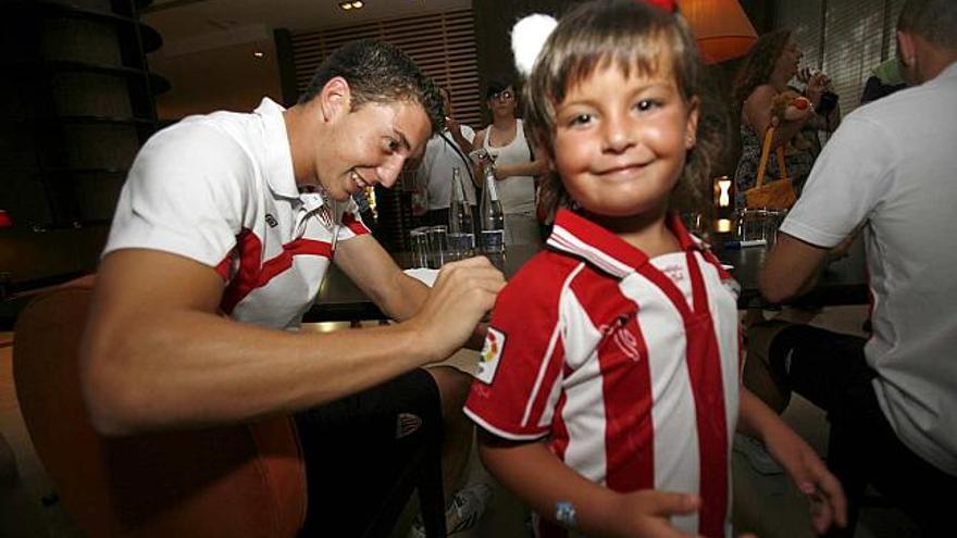 De Marcos firma en la camiseta de una joven aficionada del Athletic de Bilbao, ayer, en el hotel NH Alicante.