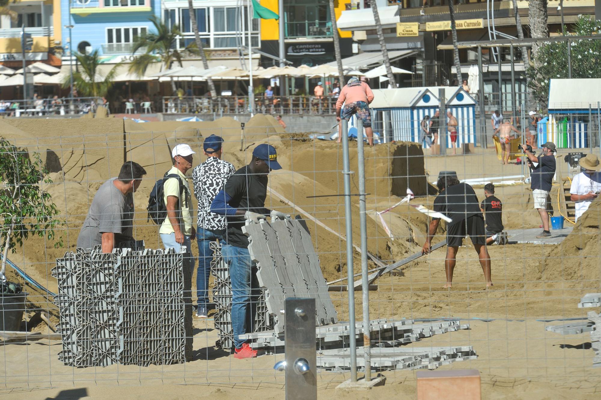 Construcción de los belenes de arena en Las Canteras