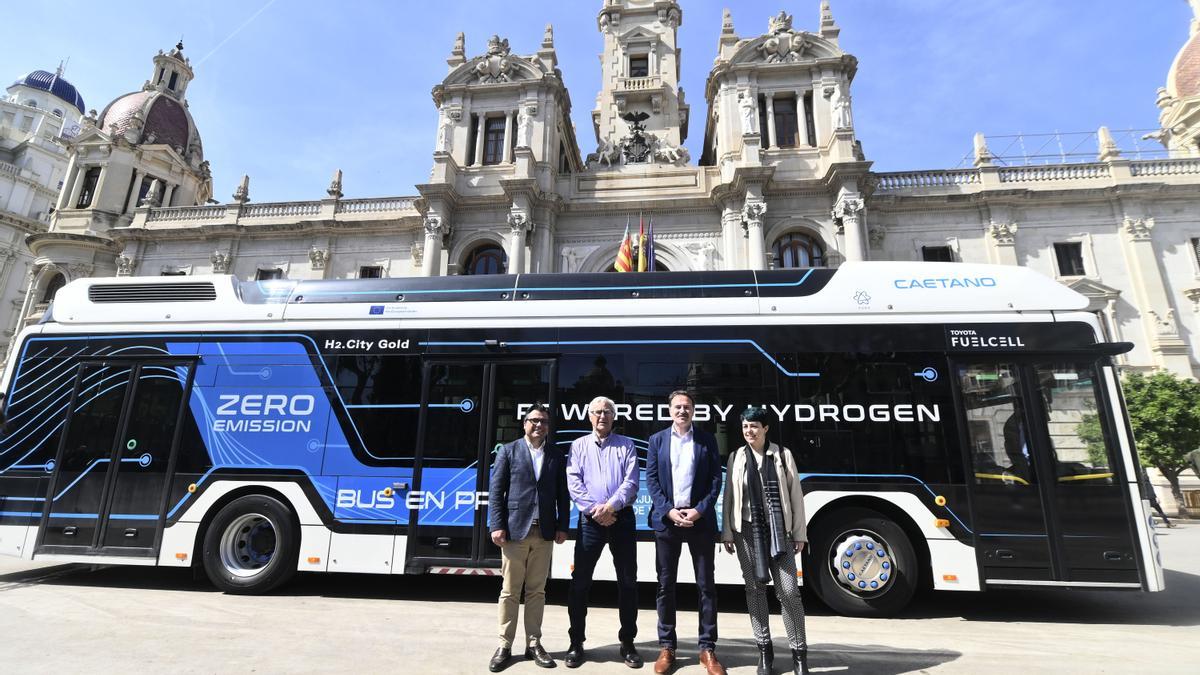 Joan Ribó y Giuseppe Grezzi visitan el autobús de hidrógeno verde que está probando la EMT.