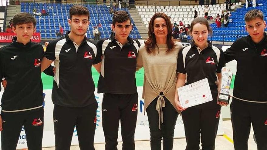 El equipo del Judo Base desplazado a Alicante posa con la exjudoka Isabel Fernández.