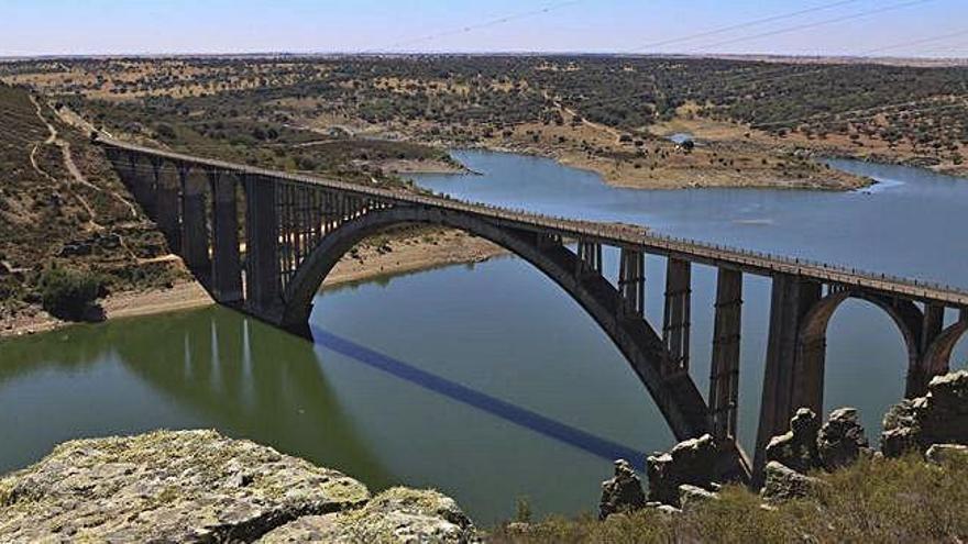 Imagen del embalse de Ricobayo a su paso por Manzanal del Barco, bajo el viaducto Martín Gil.