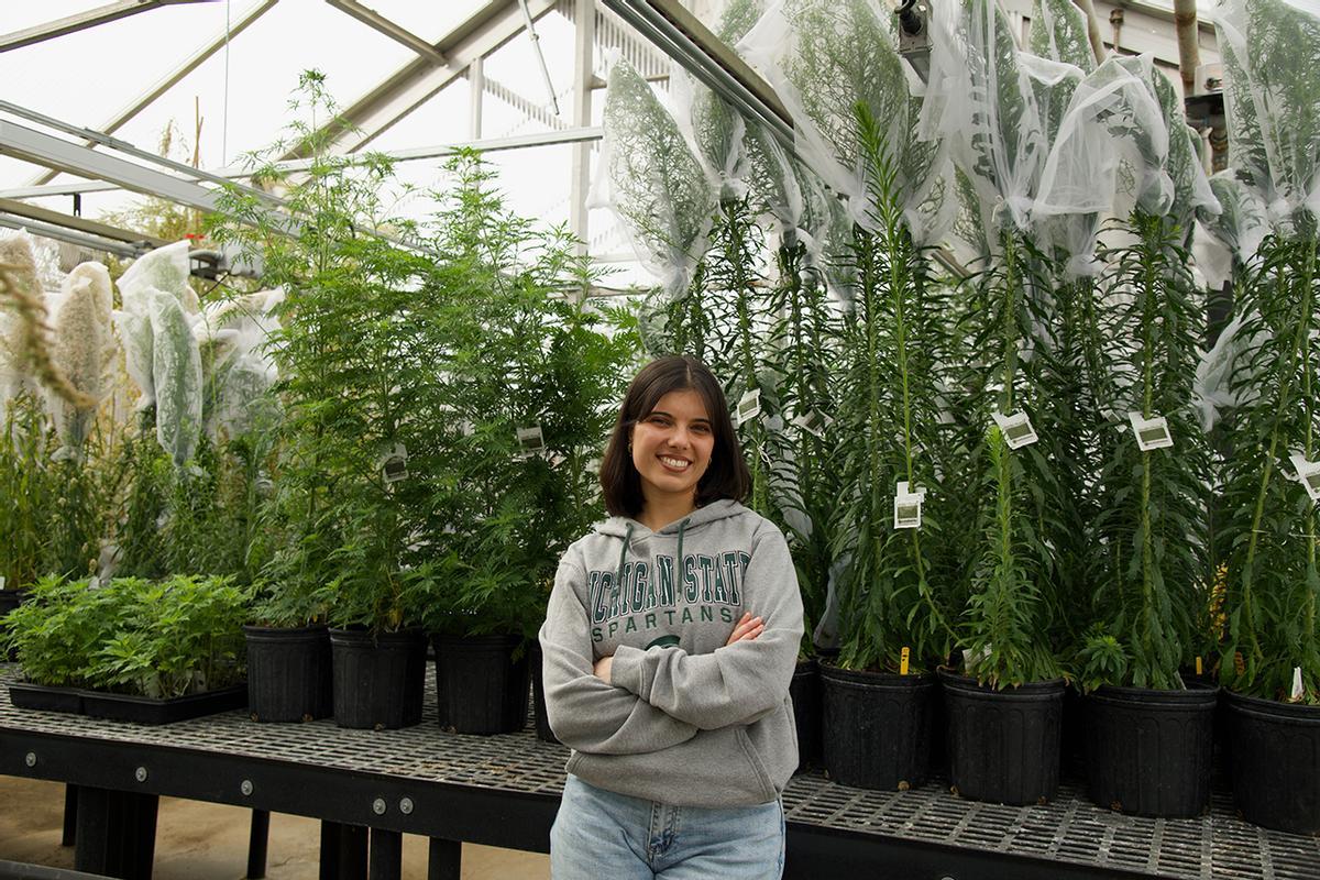 Sara Álvarez, en los invernaderos de la Universidad de Michigan.