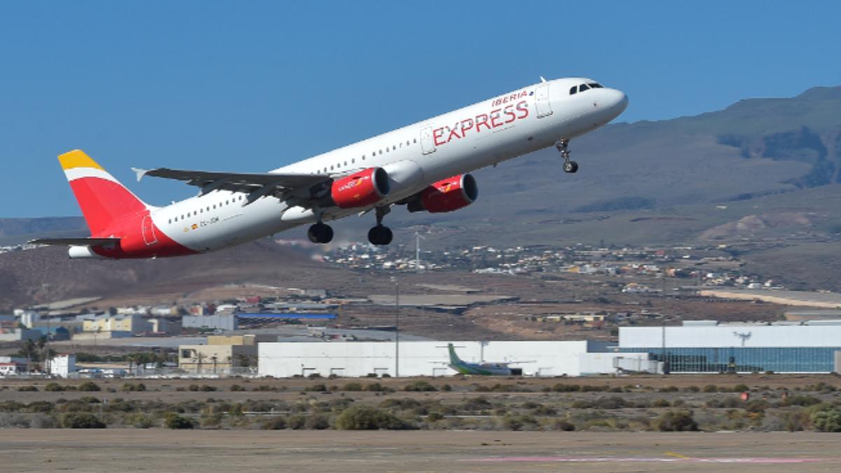 Maniobra de despegue de un avión comercial en el aeropuerto de Gran Canaria.