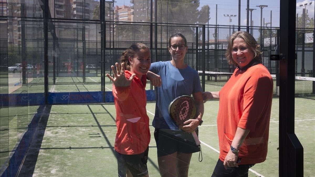 La padelista Lucía Sainz junto a su entrenadora, Marcela Ferrari (a la izquierda), y a Mónica Espadaler, la organizadora del certamen (a su derecha). La padelista Lucía Sainz junto a su entrenadora, Marcela Ferrari (a la izquierda), y a Mónica Espadaler, la organizadora del certamen (a su derecha).