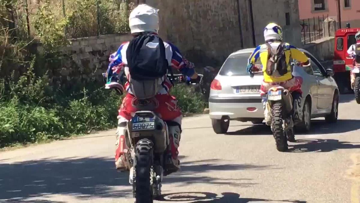 Motoristes d’enduro ajuden a localitzar víctimes a les zones que han quedat aïllades pel terratrèmol.