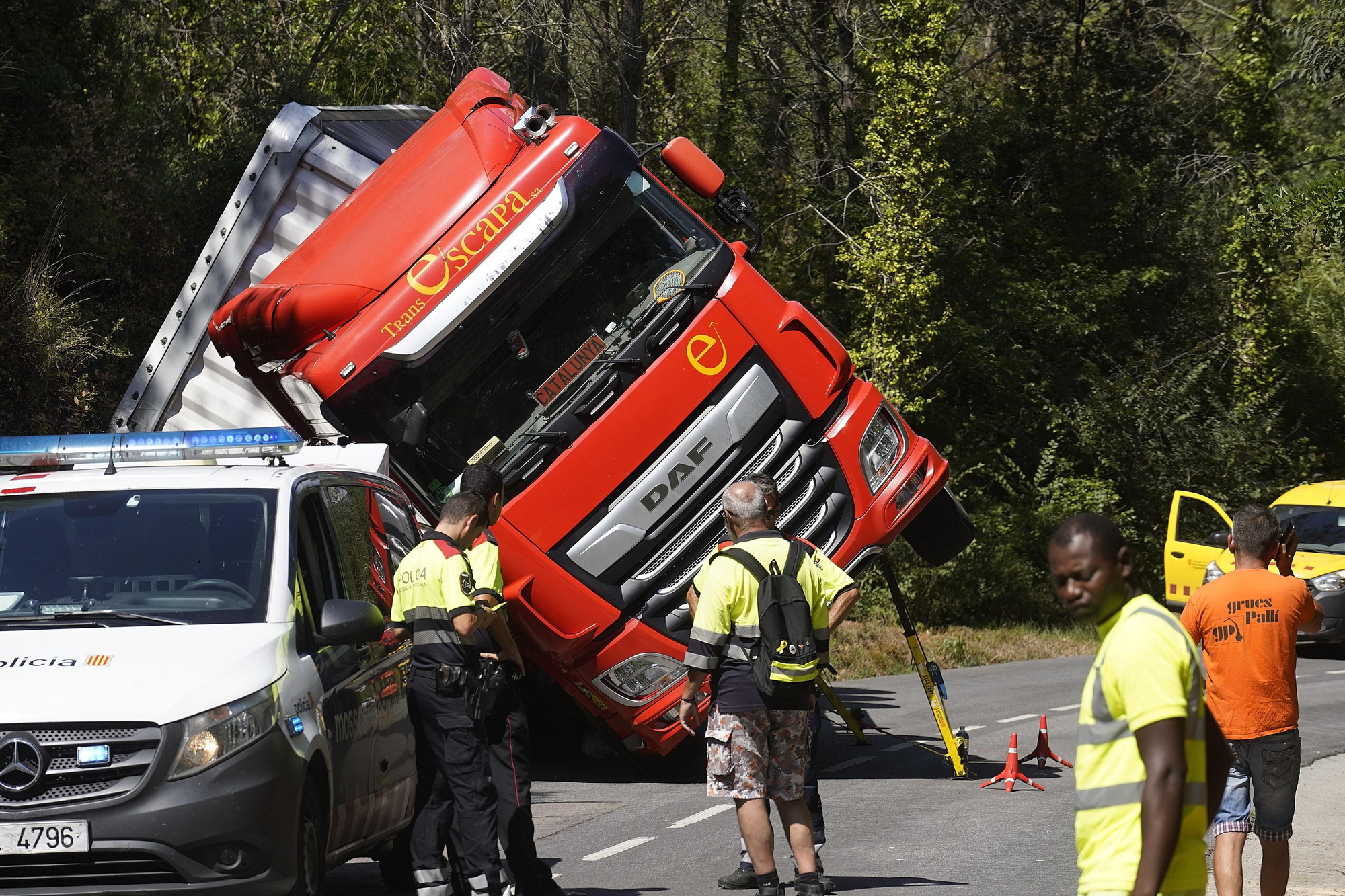 Vuelca un tráiler cargado de agua en la GI-531 Sant Gregori 5 Un camió bolcat talla la GI-531 a Sant Gregori - Diari de Girona