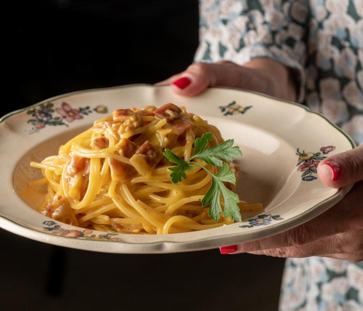'Spaghetti alla carbonara' con guanciale y huevos de corral en el restaurante Alduccio.