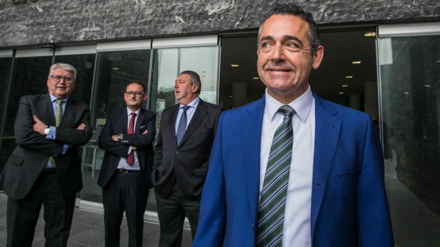 Diego García, presidente del Elche, junto a los consejeros Jaime Oliver y Ramón Segarra y el secretario general Juan Pascual