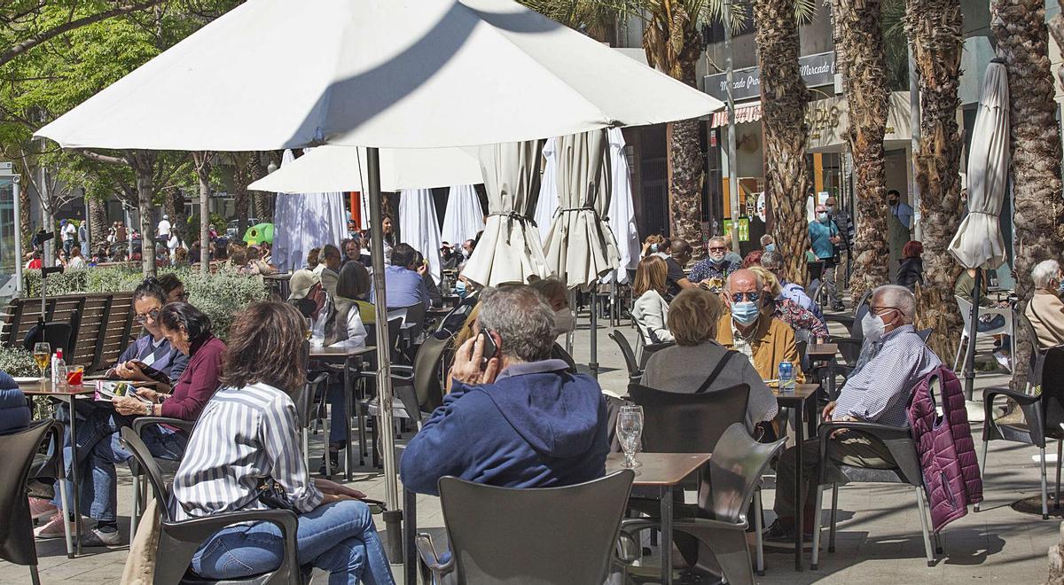 El buen tiempo que respetó el puente de Semana Santa ha posibilitado buen nivel de ocupación de las terrazas.