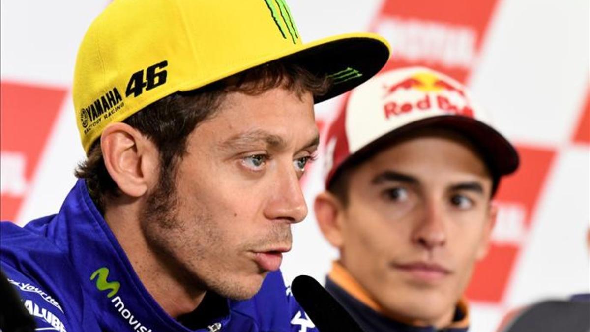 Rossi habla en Motegi, ante la atenta mirada de Márquez