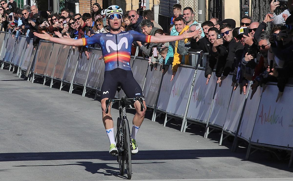 Iván Romeo, del Team Movistar, celebra la victoria en Otura.