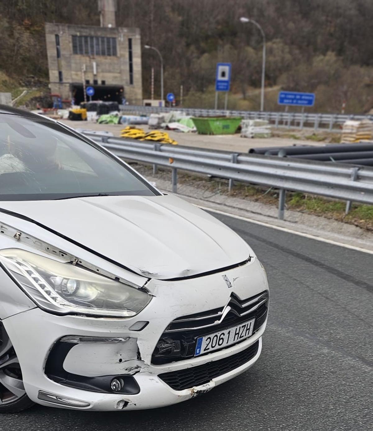 El vehículo causante del accidente, con el Negrón al fondo.