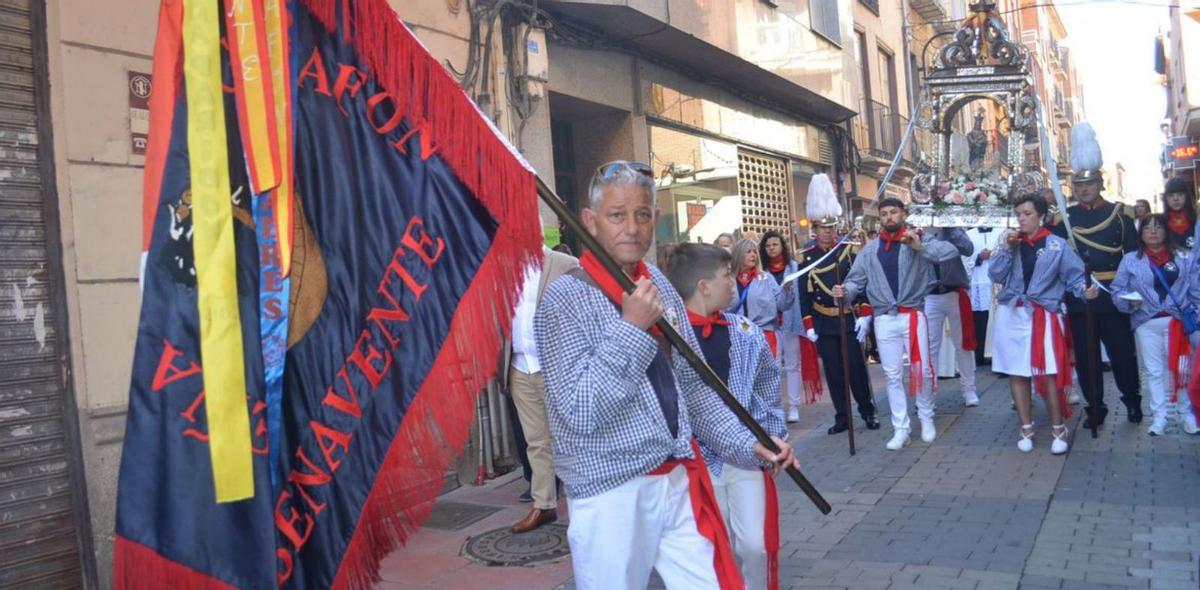 Peña Garrafón durante la procesión en la calle La Rúa. | E. P.