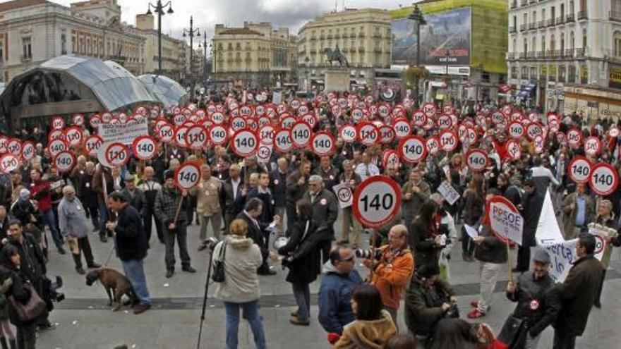 El conocido Movimiento 140 en una protesta el año pasado por la reducción a 110 km/h en autopistas. / efe