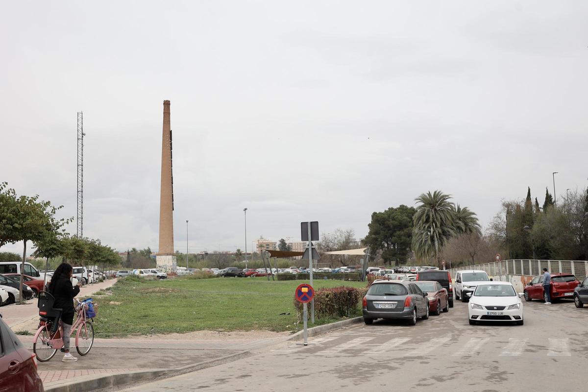 Carteles de prohibido estacionar junto a la chimenea de La Molinera con motivo de las obras del Parque Metropolitano Oeste.