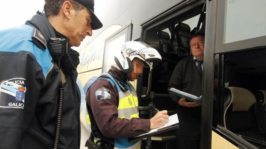 La Policía Local inspecciona los buses escolares