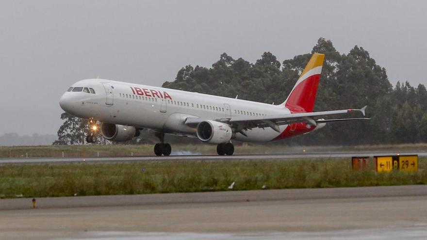 Un avión en el aeropuerto de Asturias