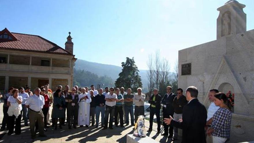 Inauguración, ayer, de la fuente del marquesado del Pazo de Mos.  // Hernández